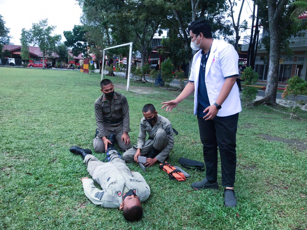 Tingkatkan kemampuan P3K, Personel Brimob Riau gelar latihan